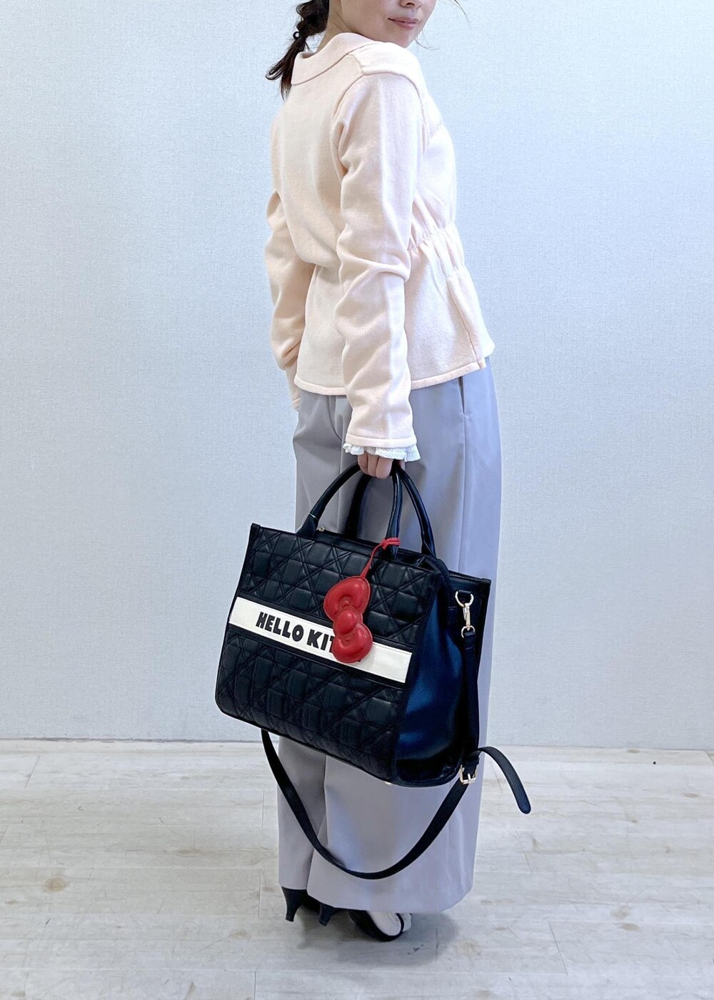 ホワイト系のニット/セーター、ピンク系のカーディガン/ボレロ、グレー系のその他パンツを着用したレディースの冬コーディネートの8枚目の写真