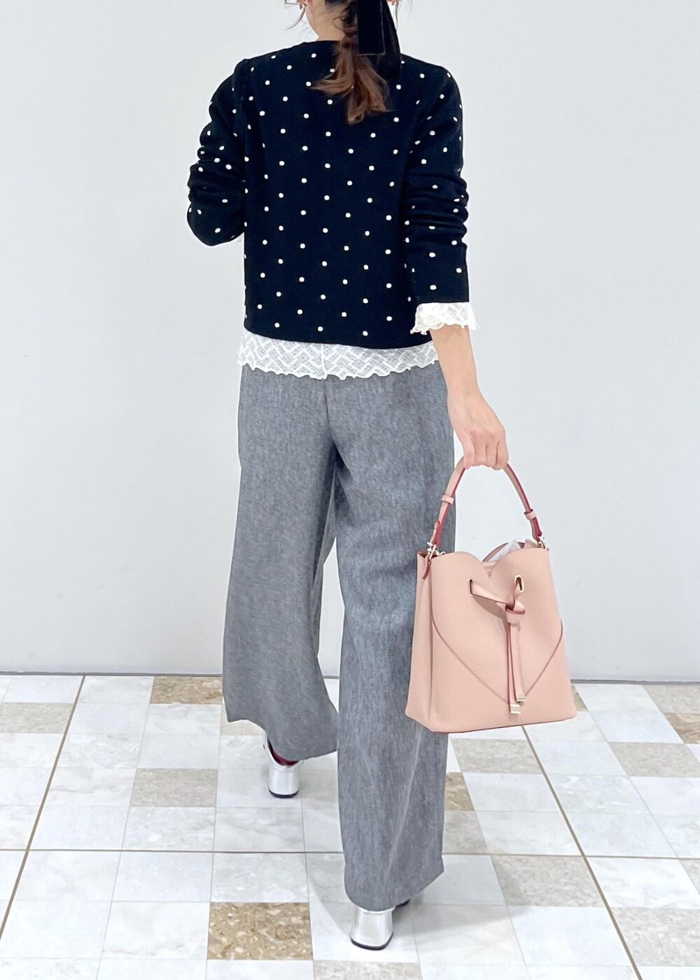 ピンク系のショルダーバッグ、ホワイト系のTシャツ/カットソー、ブラック系のカーディガン/ボレロを着用したレディースの秋コーディネートの5枚目の写真