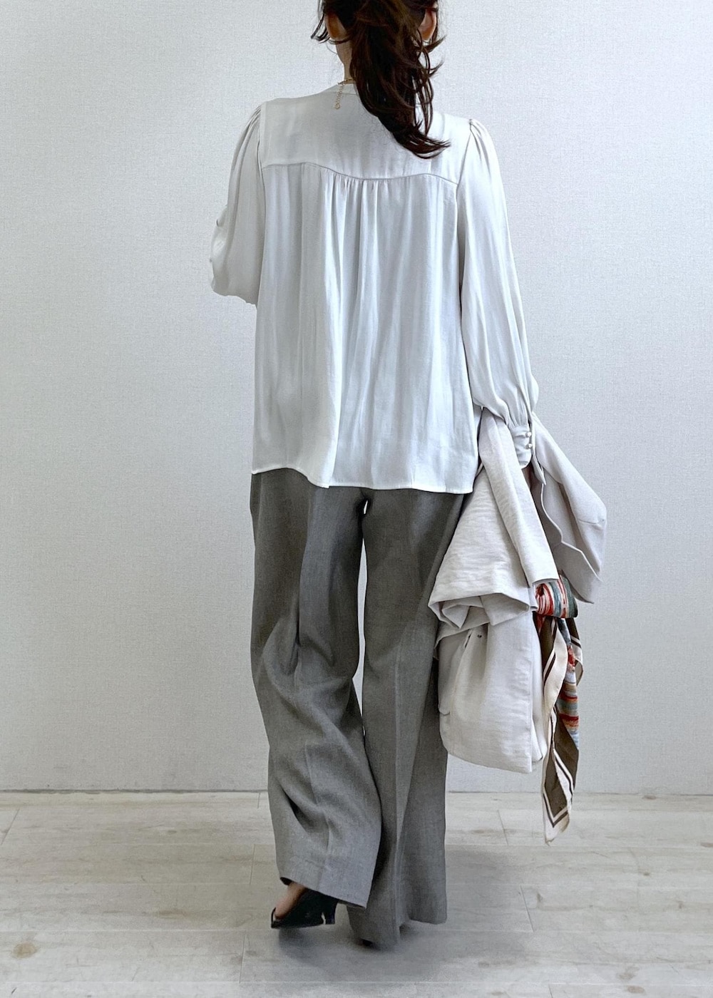 ホワイト系のシャツ/ブラウス、グレー系のその他パンツ、ホワイト系のテーラードジャケットを着用したレディースの春コーディネートの4枚目の写真