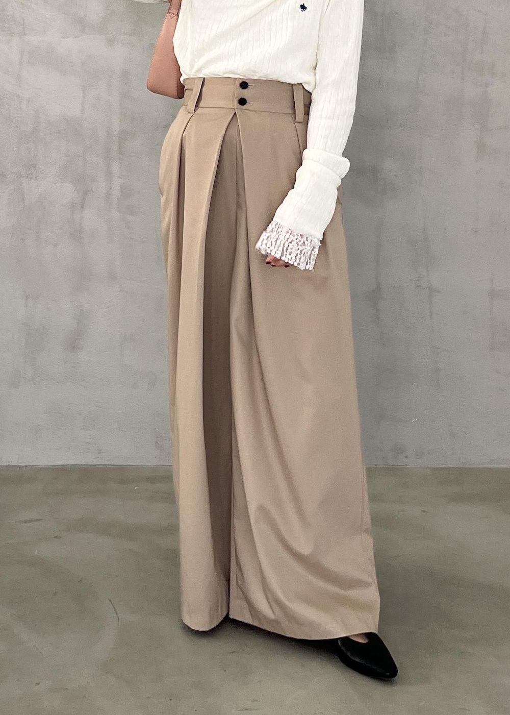 ブラック系のパンプス、ベージュ系のその他パンツ、ホワイト系のTシャツ/カットソーを着用したレディースの冬コーディネートの5枚目の写真