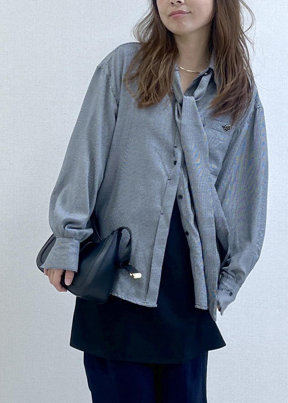ブラック系のショルダーバッグ、ブルー系のその他パンツ、ブラック系のシャツ/ブラウスを着用したレディースの秋コーディネートの2枚目の写真