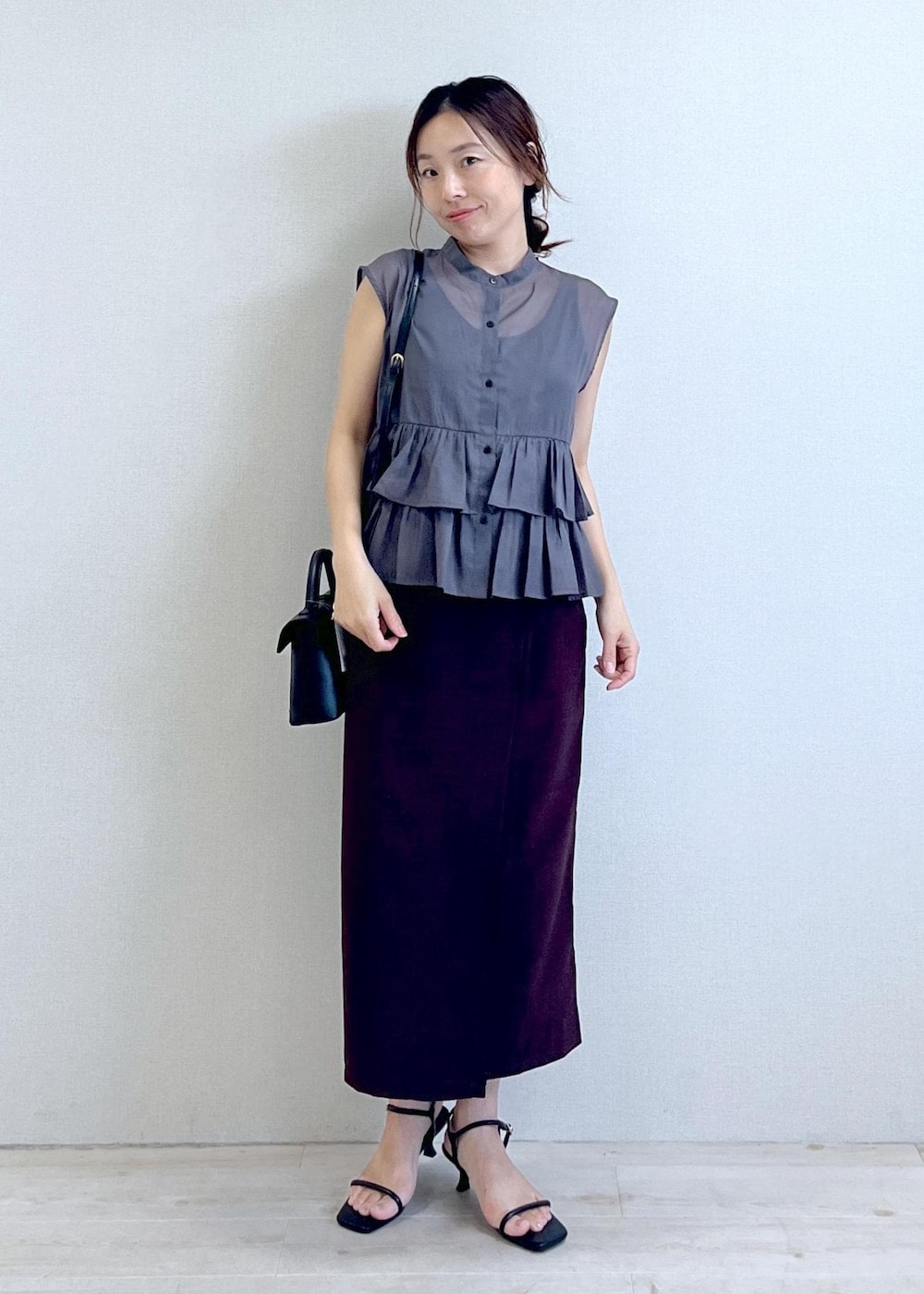 ブラック系のサンダル、ブラウン系のスカート、グレー系のシャツ/ブラウスを着用したレディースの夏コーディネートの8枚目の写真