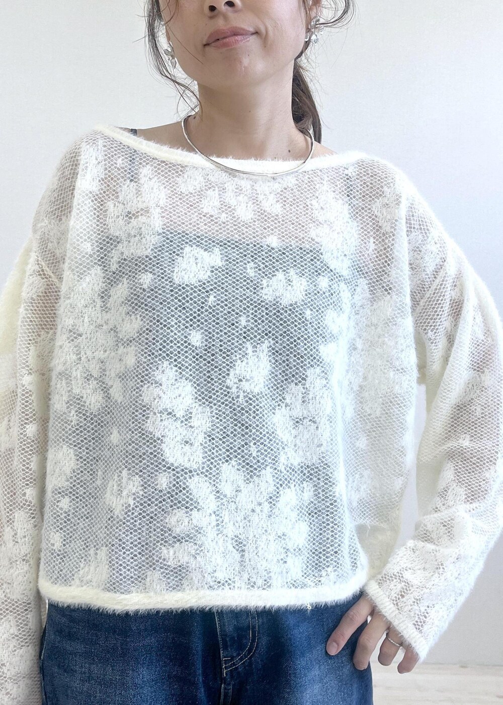 ブラック系のローファー、ホワイト系のニット/セーター、ブルー系のデニムパンツを着用したレディースの秋コーディネートの7枚目の写真