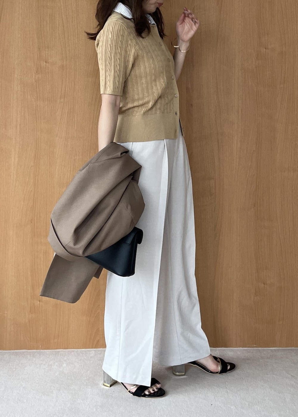 ブラック系のショルダーバッグ、イエロー系のテーラードジャケット、ホワイト系のその他パンツを着用したレディースの春コーディネートの8枚目の写真