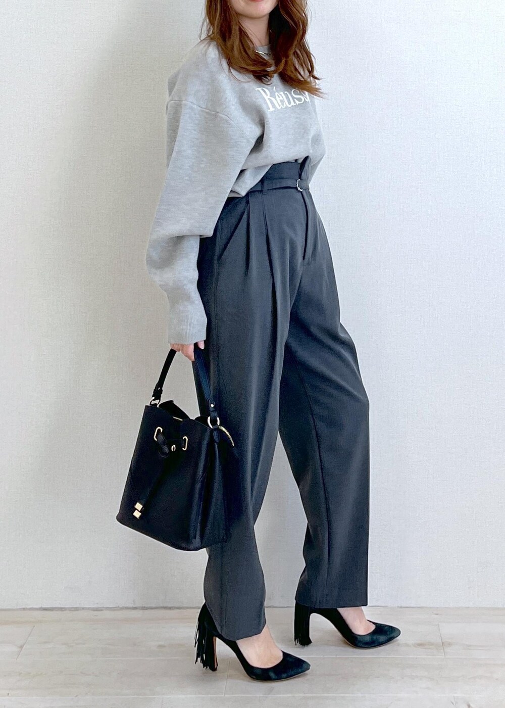 ブラック系のショルダーバッグ、グレー系のニット/セーター、グレー系のその他パンツを着用したレディースの秋コーディネートの4枚目の写真