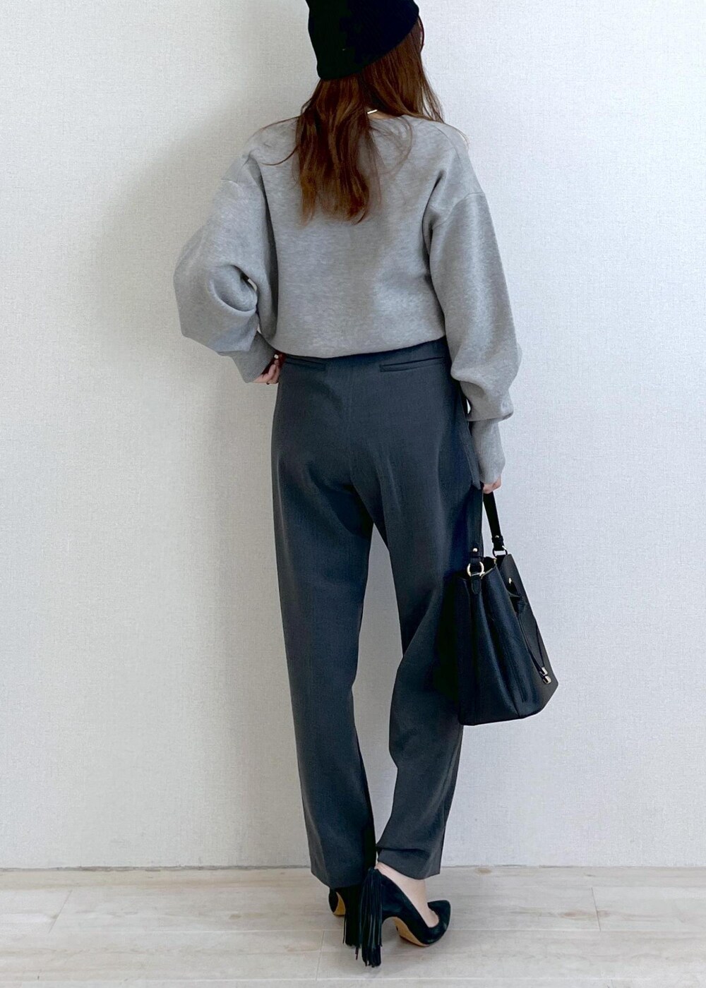 ブラック系のショルダーバッグ、グレー系のニット/セーター、グレー系のその他パンツを着用したレディースの秋コーディネートの3枚目の写真