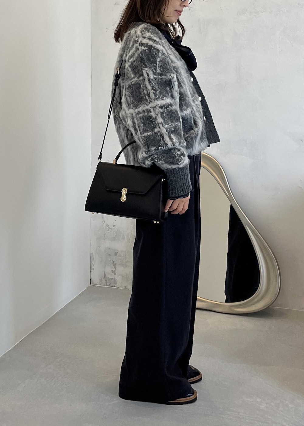 ブラック系のローファー、ブルー系のシャツ/ブラウス、グレー系のカーディガン/ボレロを着用したレディースの秋コーディネートの8枚目の写真