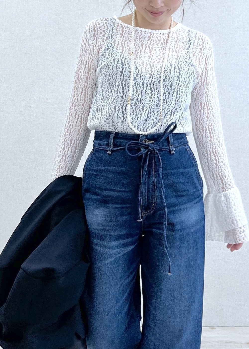 ブルー系のテーラードジャケット、グリーン系のカーディガン/ボレロ、ブルー系のデニムパンツを着用したレディースの冬コーディネートの9枚目の写真