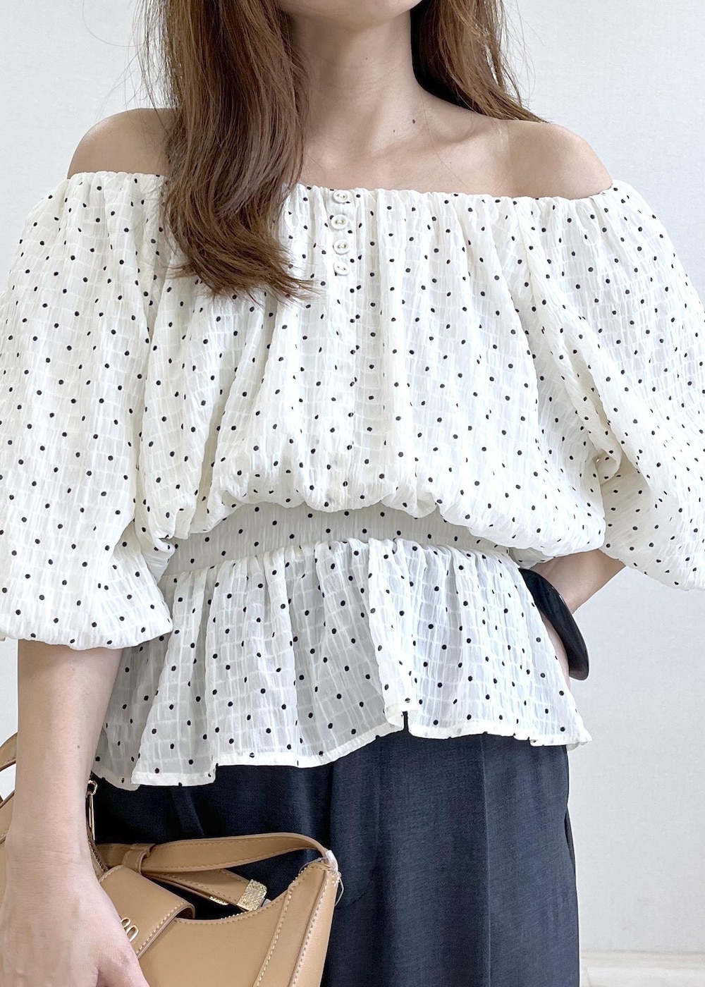 イエロー系のショルダーバッグ、グレー系のその他パンツ、ホワイト系のサンダルを着用したレディースの夏コーディネートの5枚目の写真