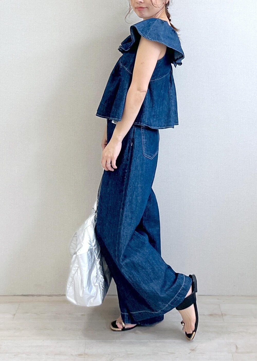 ブラック系のサンダル、シルバー系のトートバッグ、ブルー系のシャツ/ブラウスを着用したレディースの夏コーディネートの4枚目の写真