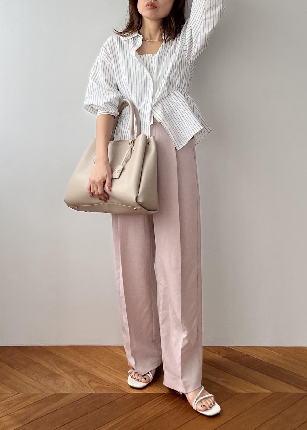 ピンク系のその他パンツ、ベージュ系のトートバッグ、ホワイト系のシャツ/ブラウスを着用したレディースの春コーディネートの7枚目の写真