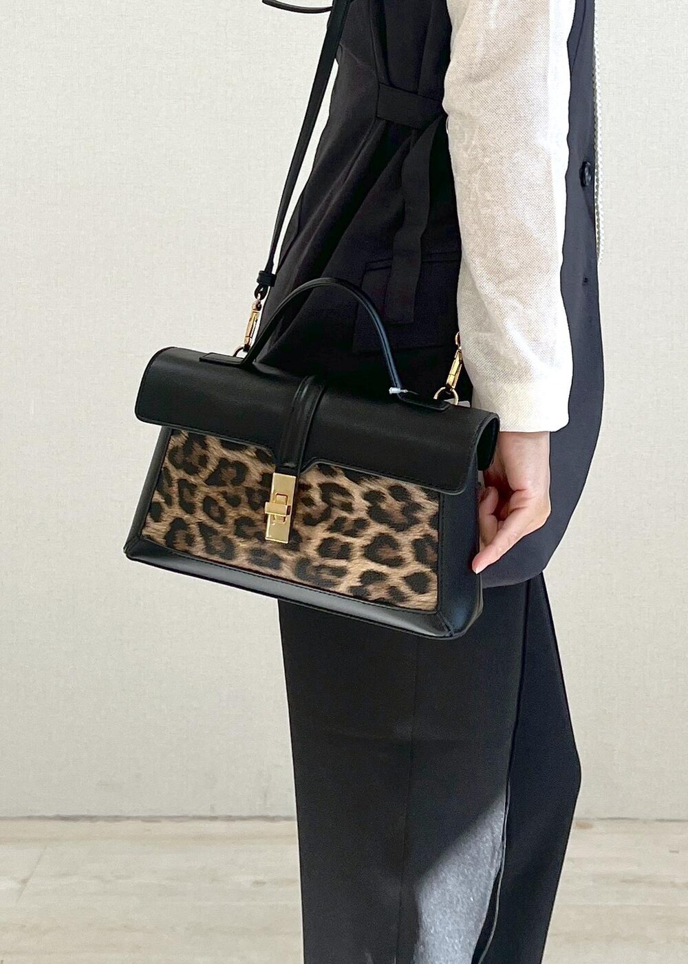 その他のショルダーバッグ、ベージュ系のドレスシューズ、ブラック系のスラックスを着用したレディースの秋コーディネートの5枚目の写真