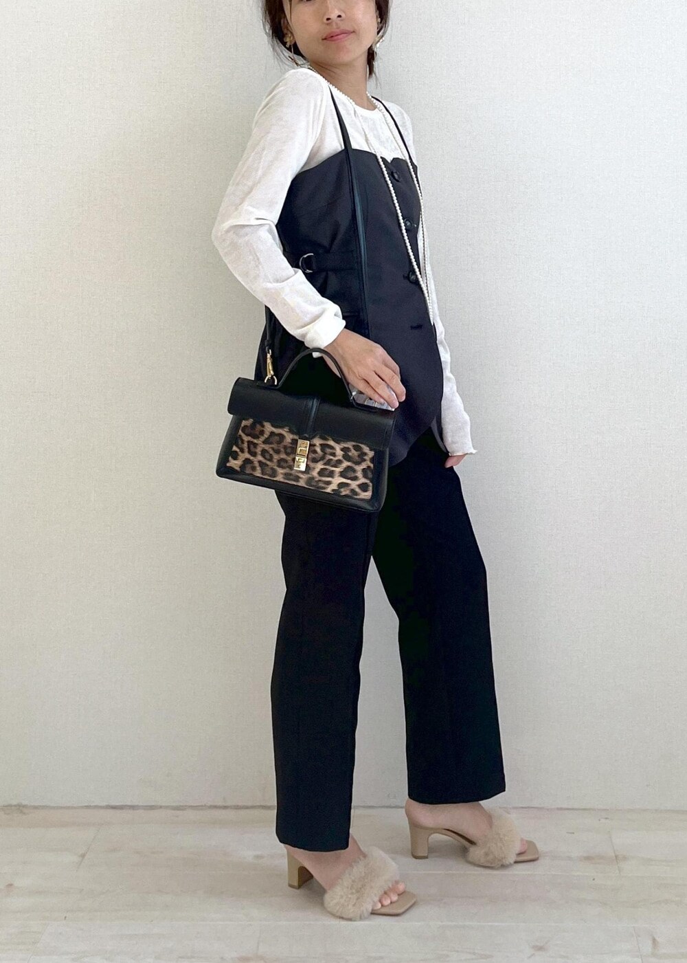 その他のショルダーバッグ、ベージュ系のドレスシューズ、ブラック系のスラックスを着用したレディースの秋コーディネートの3枚目の写真