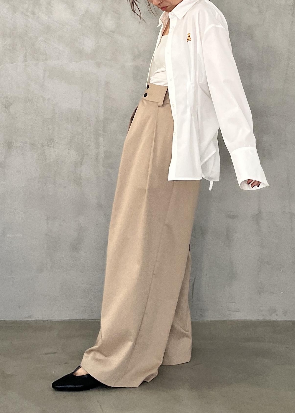 ブラック系のパンプス、ベージュ系のその他パンツ、グレー系のバックパック/リュックを着用したレディースの冬コーディネートの7枚目の写真