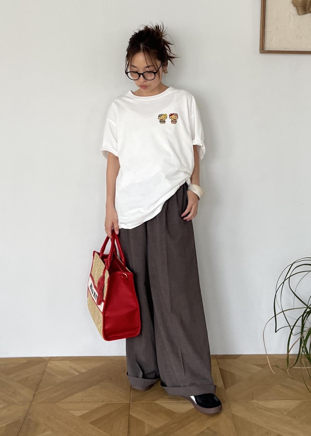 レッド系のトートバッグ、ホワイト系のTシャツ/カットソーを着用したレディースの夏コーディネートの10枚目の写真