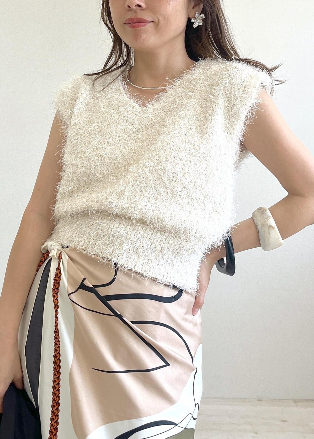 ベージュ系のショルダーバッグ、ブラック系のサンダル、ブラック系のテーラードジャケットを着用したレディースの夏コーディネートの5枚目の写真