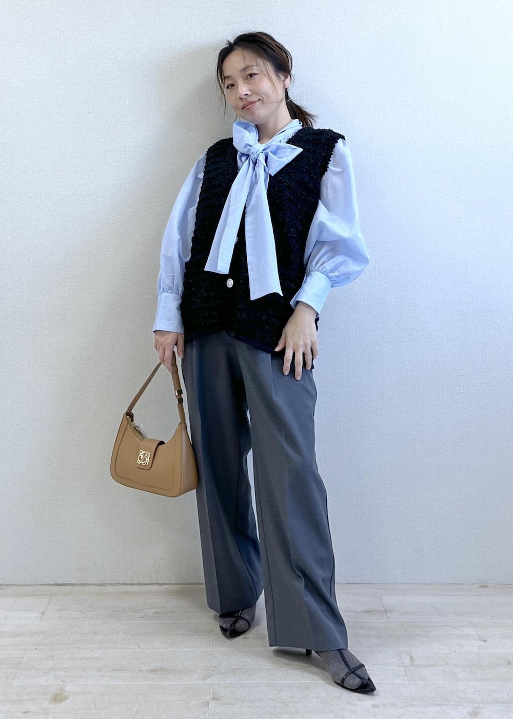 グレー系のその他パンツ、ブルー系のシャツ/ブラウス、イエロー系のショルダーバッグを着用したレディースの冬コーディネートの7枚目の写真