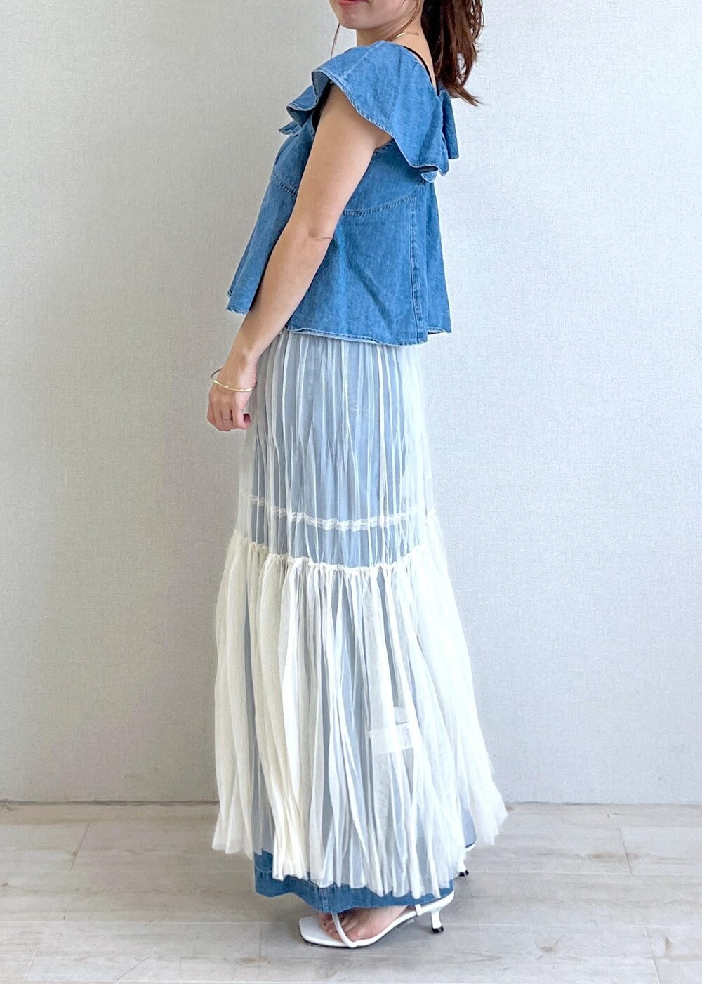 ホワイト系のサンダル、ブラック系のキャミソール、ホワイト系のスカートを着用したレディースの夏コーディネートの2枚目の写真