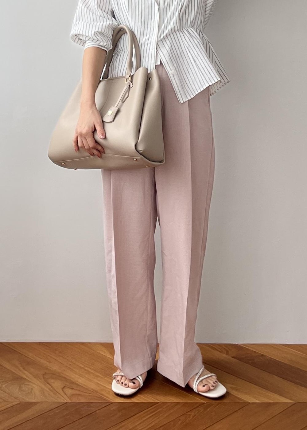 ピンク系のその他パンツ、ベージュ系のトートバッグ、ホワイト系のシャツ/ブラウスを着用したレディースの春コーディネートの9枚目の写真