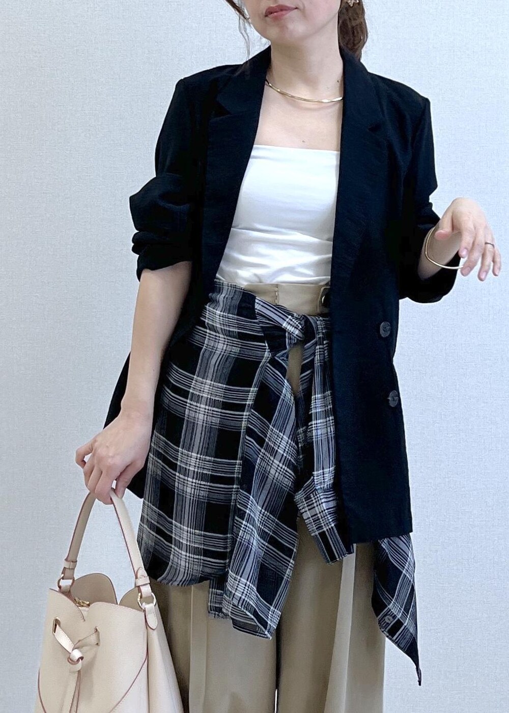 ベージュ系のショルダーバッグ、ベージュ系のその他パンツ、ブラック系のテーラードジャケットを着用したレディースの春コーディネートの8枚目の写真