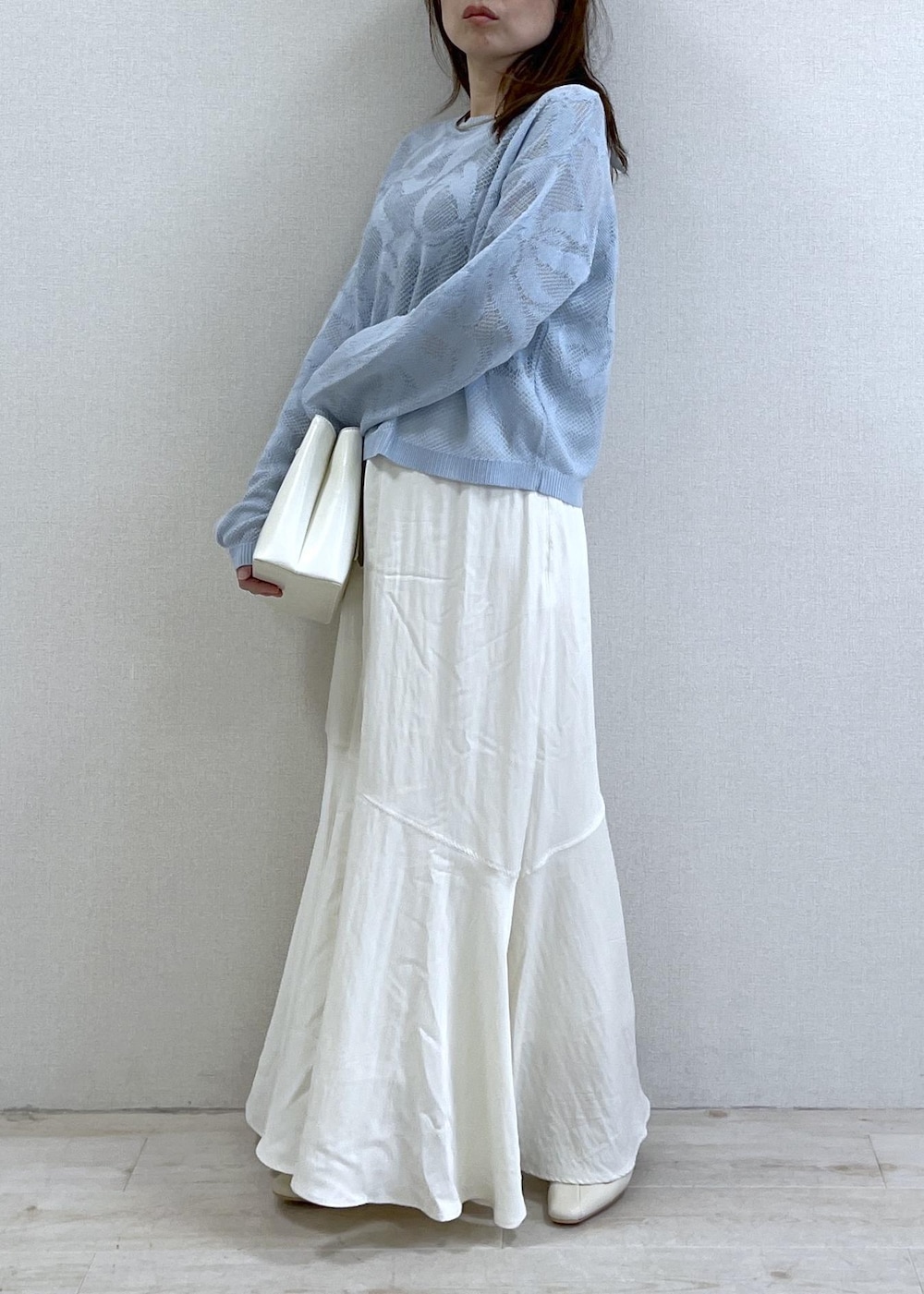 ブラック系のキャミソール、ホワイト系のパンプス、ホワイト系のスカートを着用したレディースの春コーディネートの4枚目の写真