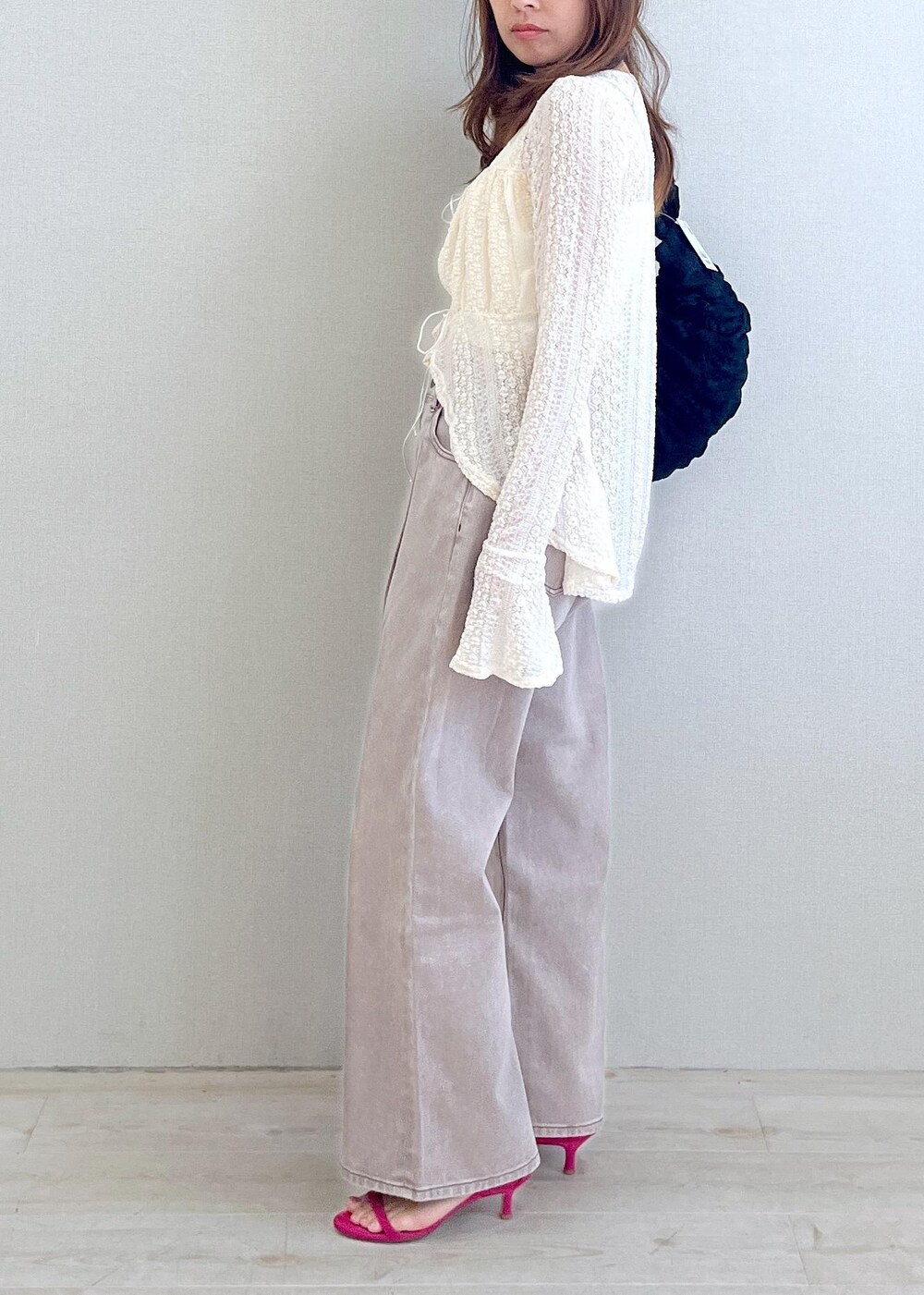 ホワイト系のキャミソール、ホワイト系のシャツ/ブラウス、ブラウン系のデニムパンツを着用したレディースの夏コーディネートの3枚目の写真