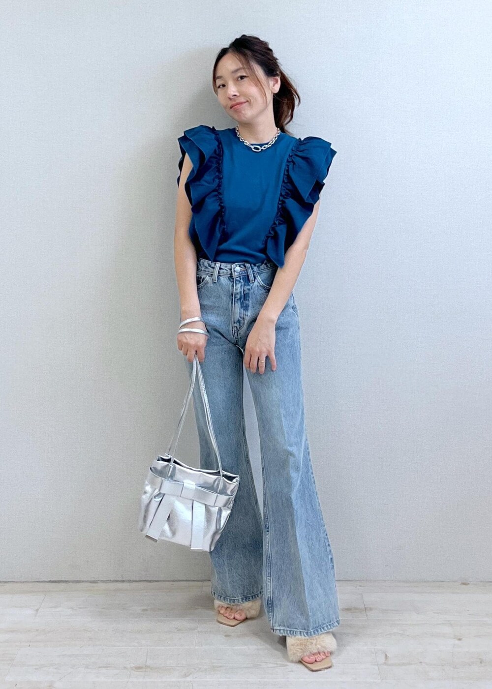 ベージュ系のドレスシューズ、ブルー系のTシャツ/カットソー、ブルー系のデニムパンツを着用したレディースの夏コーディネートの8枚目の写真