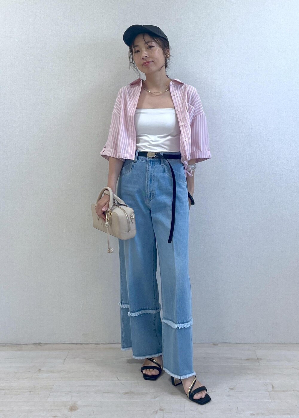 ブラック系のサンダル、ブルー系のデニムパンツ、ベージュ系のボストンバッグを着用したレディースの夏コーディネートの9枚目の写真