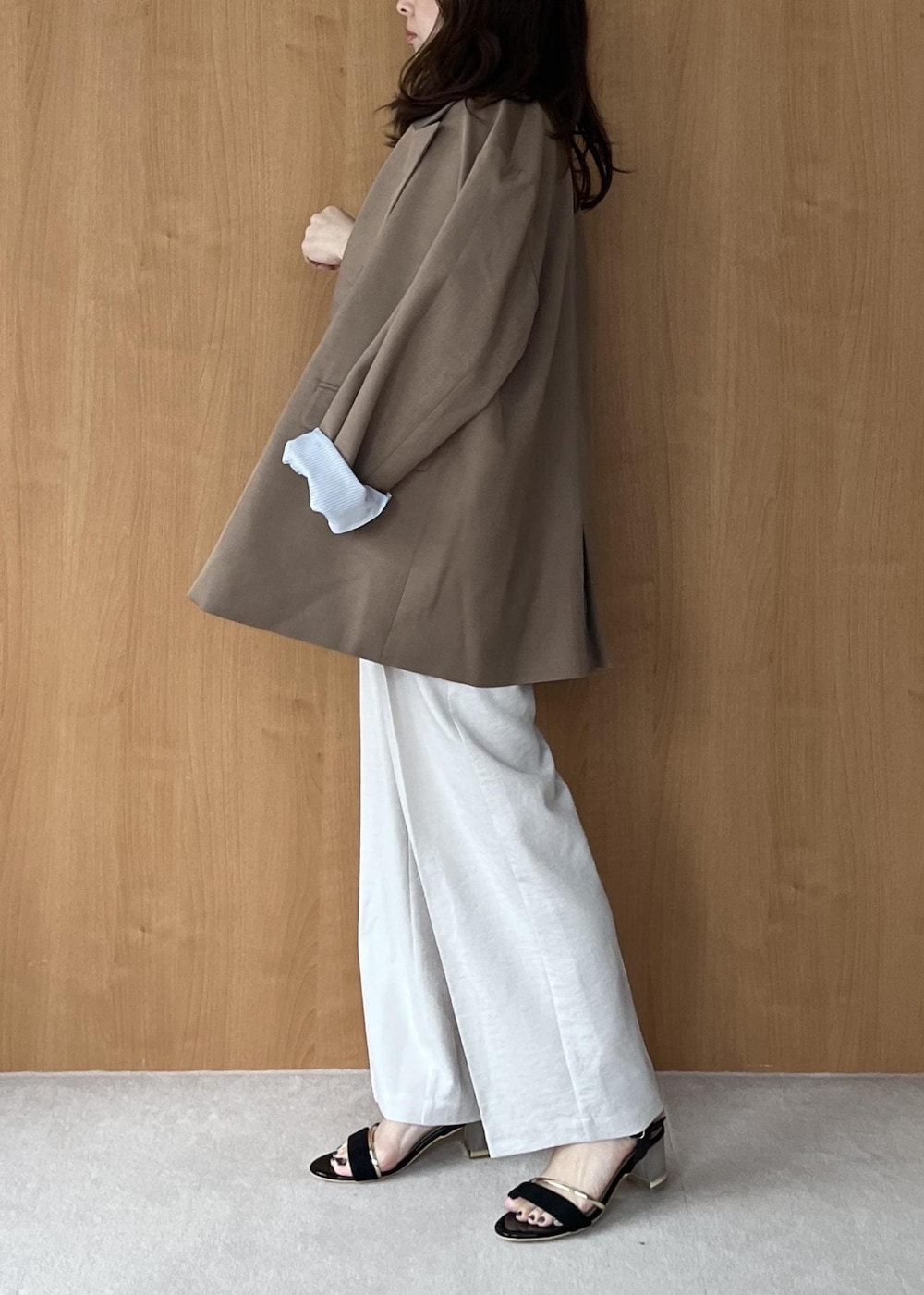 ブラック系のショルダーバッグ、イエロー系のテーラードジャケット、ホワイト系のその他パンツを着用したレディースの春コーディネートの3枚目の写真