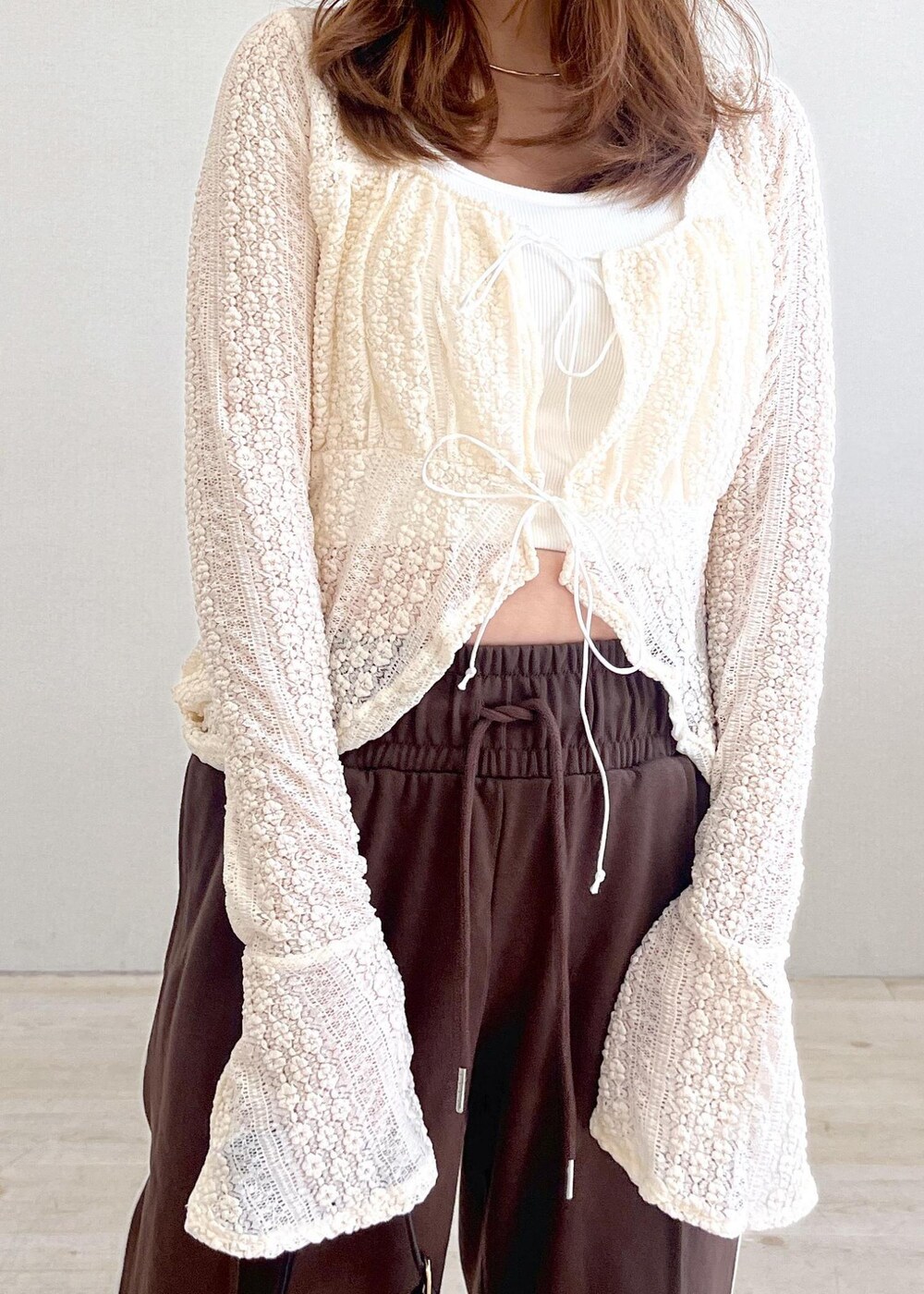 ホワイト系のキャミソール、ベージュ系のドレスシューズ、ホワイト系のシャツ/ブラウスを着用したレディースの夏コーディネートの4枚目の写真