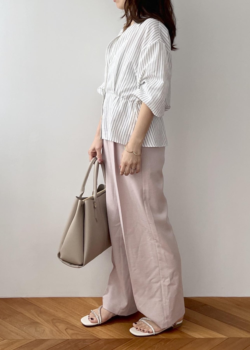 ピンク系のその他パンツ、ベージュ系のトートバッグ、ホワイト系のシャツ/ブラウスを着用したレディースの春コーディネートの4枚目の写真