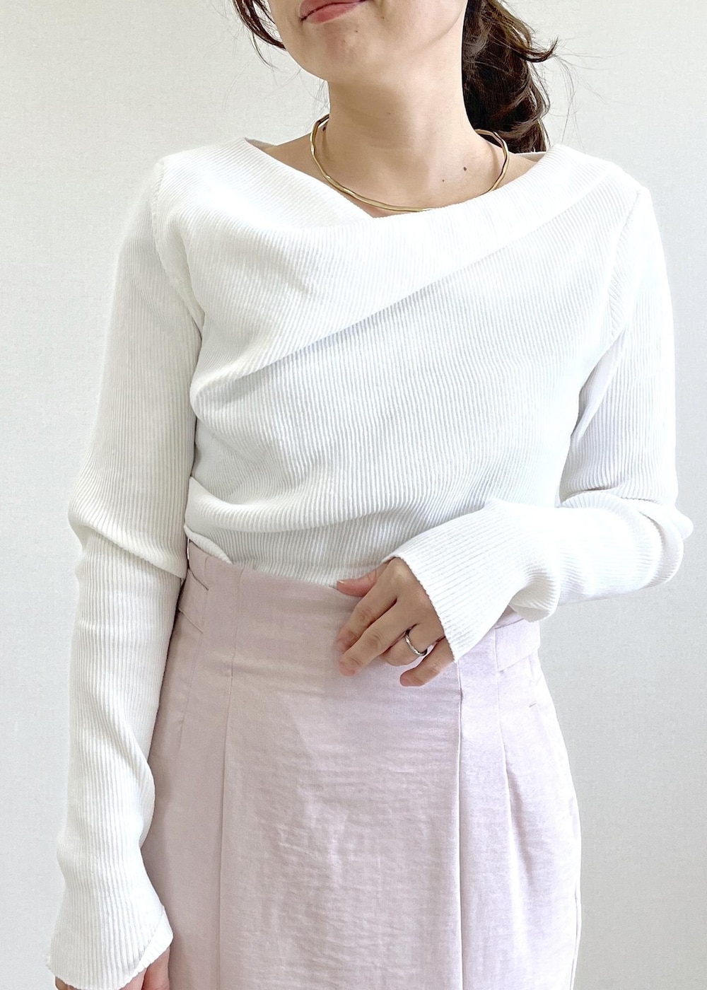 ベージュ系のパンプス、ホワイト系のニット/セーター、ピンク系のスカートを着用したレディースの春コーディネートの10枚目の写真