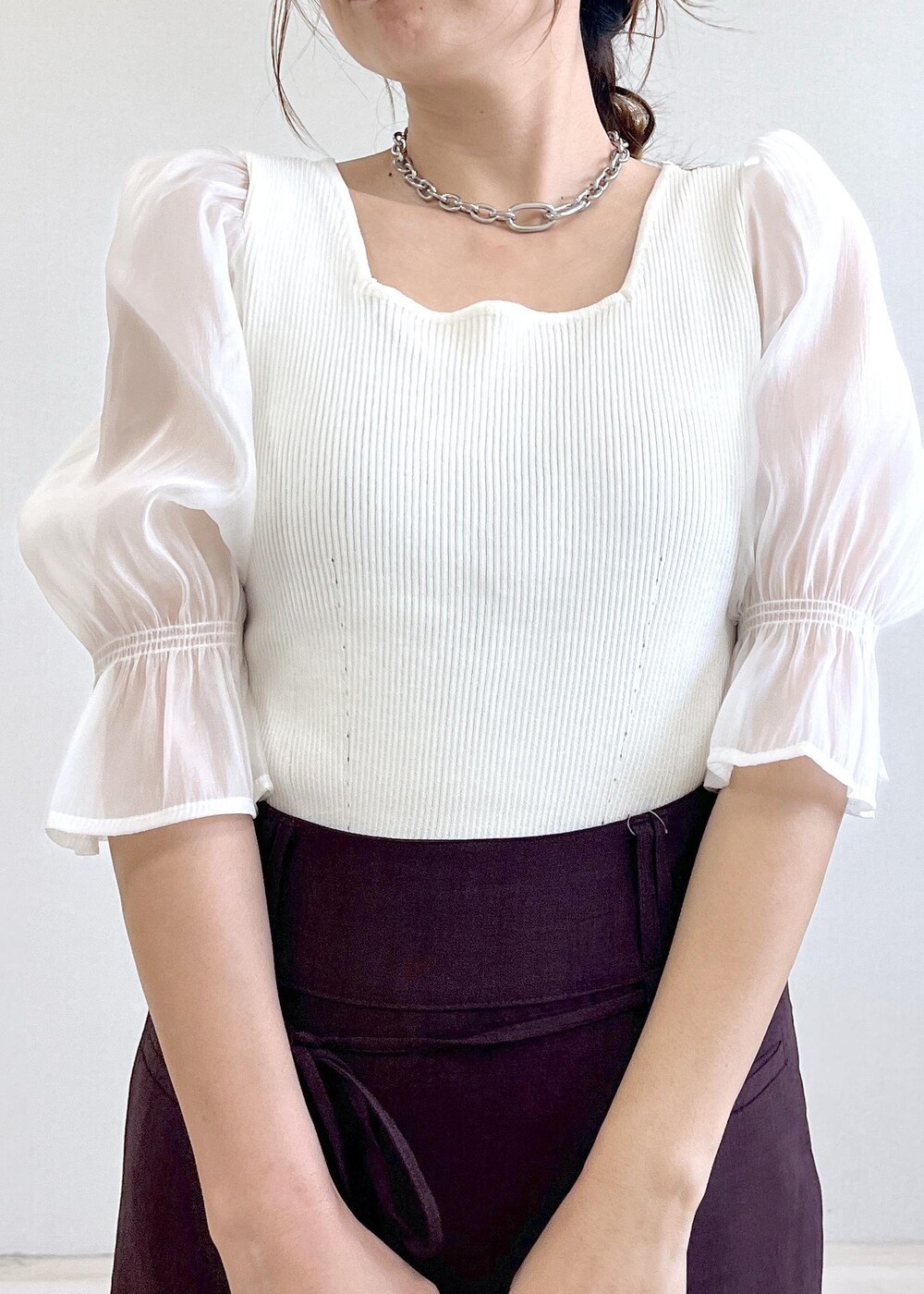 ブラック系のサンダル、ホワイト系のTシャツ/カットソー、ブラウン系のスカートを着用したレディースの夏コーディネートの8枚目の写真