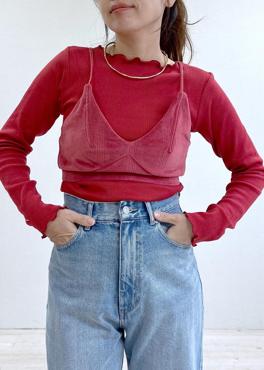 ベージュ系のブーツ、ホワイト系のその他アウター、ブルー系のデニムパンツを着用したレディースの秋コーディネートの10枚目の写真