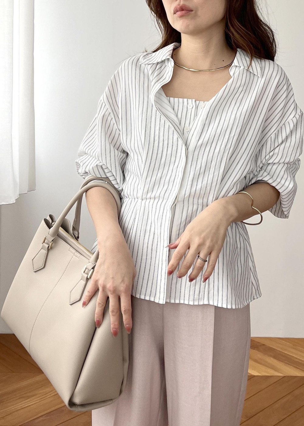 ピンク系のその他パンツ、ベージュ系のトートバッグ、ホワイト系のシャツ/ブラウスを着用したレディースの春コーディネートの8枚目の写真