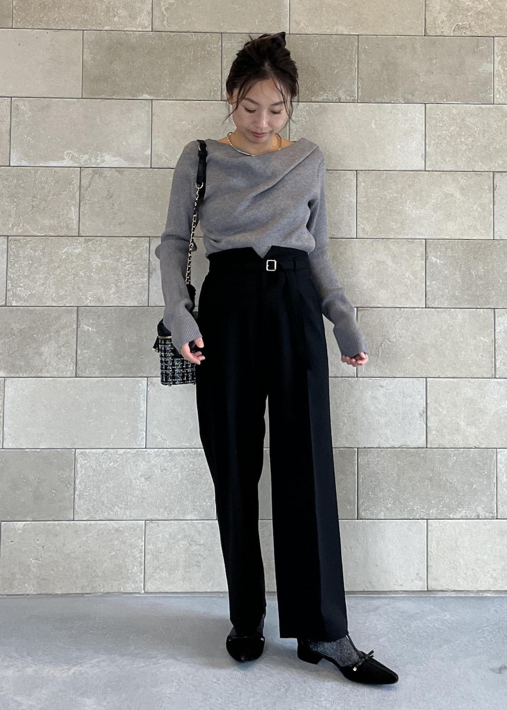 ブラック系のパンプス、ブラック系のダウンジャケット/コート、その他のハンドバッグを着用したレディースの秋コーディネートの9枚目の写真