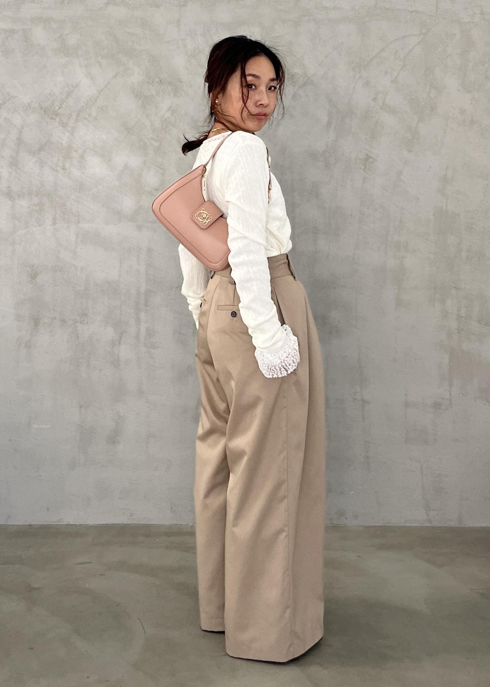 ブラック系のパンプス、ベージュ系のその他パンツ、ホワイト系のTシャツ/カットソーを着用したレディースの冬コーディネートの8枚目の写真