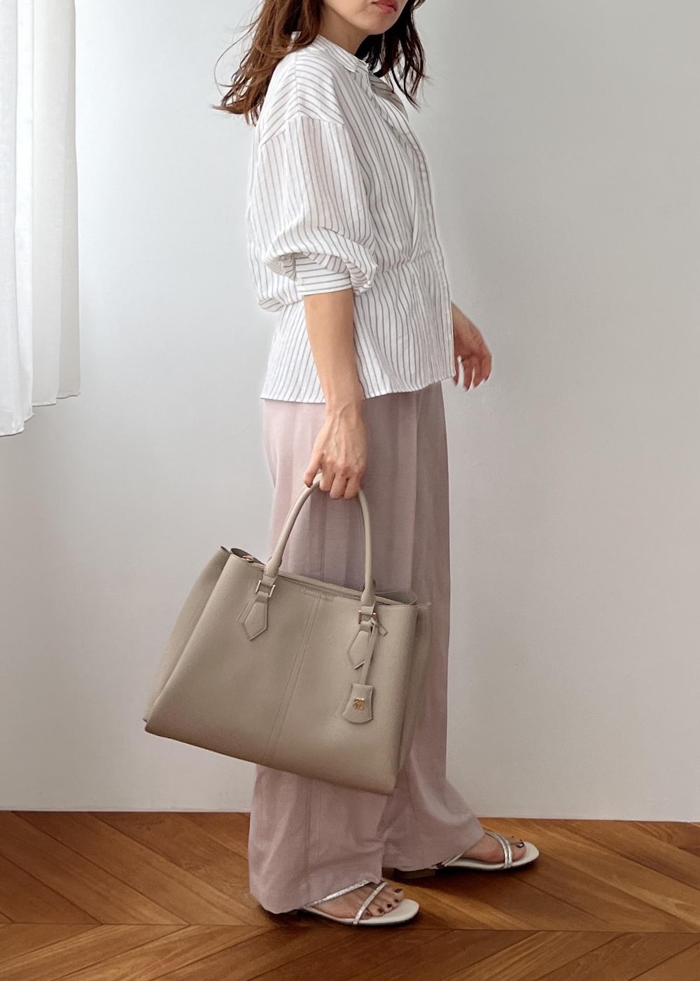 ピンク系のその他パンツ、ベージュ系のトートバッグ、ホワイト系のシャツ/ブラウスを着用したレディースの春コーディネートの3枚目の写真