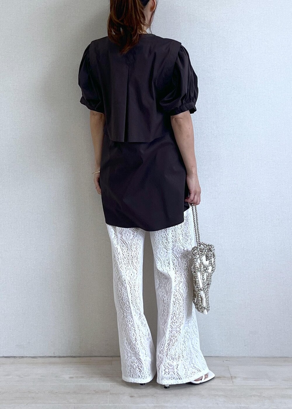 ホワイト系のサンダル、ブラウン系のシャツ/ブラウス、ホワイト系のその他パンツを着用したレディースの夏コーディネートの3枚目の写真