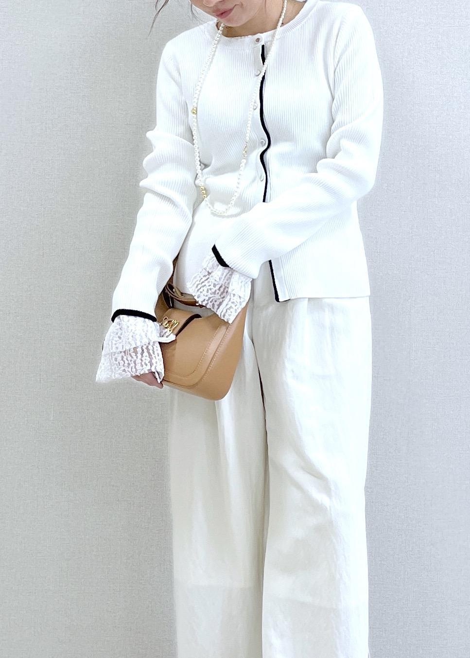 ブラック系のパンプス、ブルー系のテーラードジャケット、イエロー系のショルダーバッグを着用したレディースの冬コーディネートの7枚目の写真