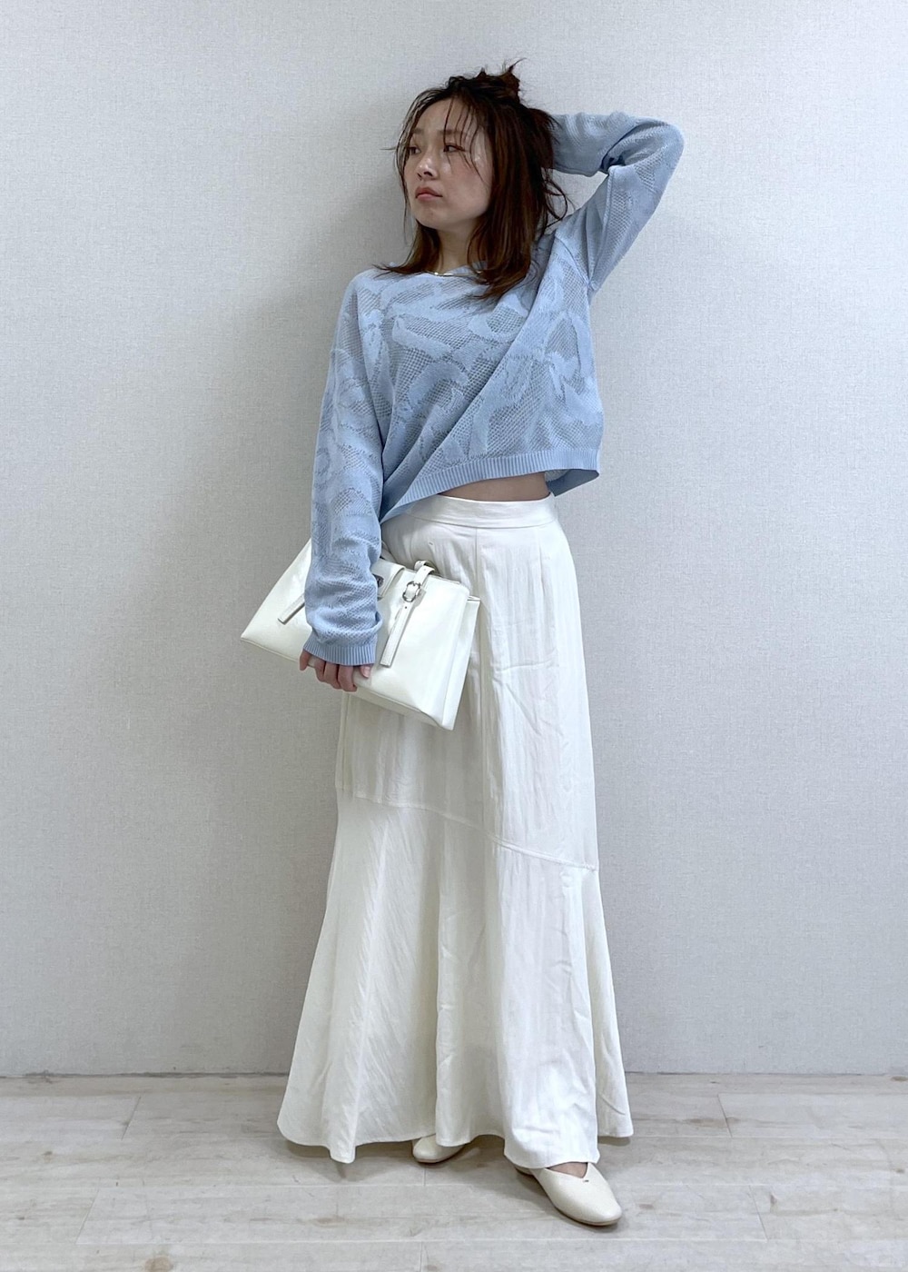 ブラック系のキャミソール、ホワイト系のパンプス、ホワイト系のスカートを着用したレディースの春コーディネートの9枚目の写真