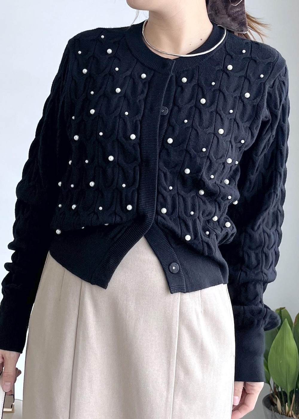 ブラック系のブーツ、ベージュ系のスカート、ブラック系のカーディガン/ボレロを着用したレディースの秋コーディネートの7枚目の写真