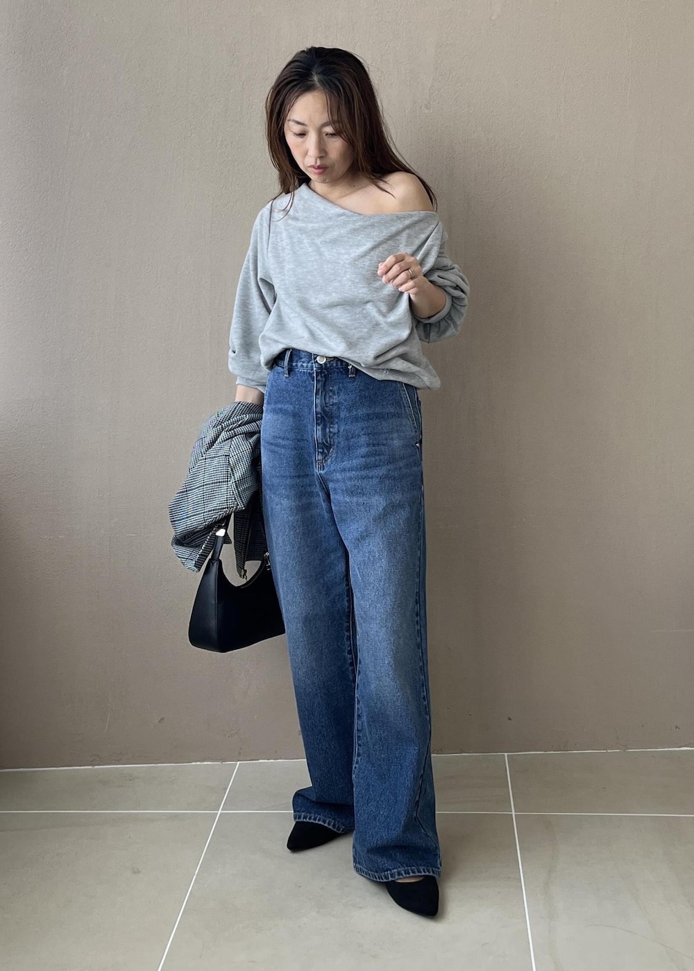 ブルー系のデニムパンツ、グレー系のスウェット、ブラック系のブルゾンを着用したレディースの夏コーディネートの7枚目の写真