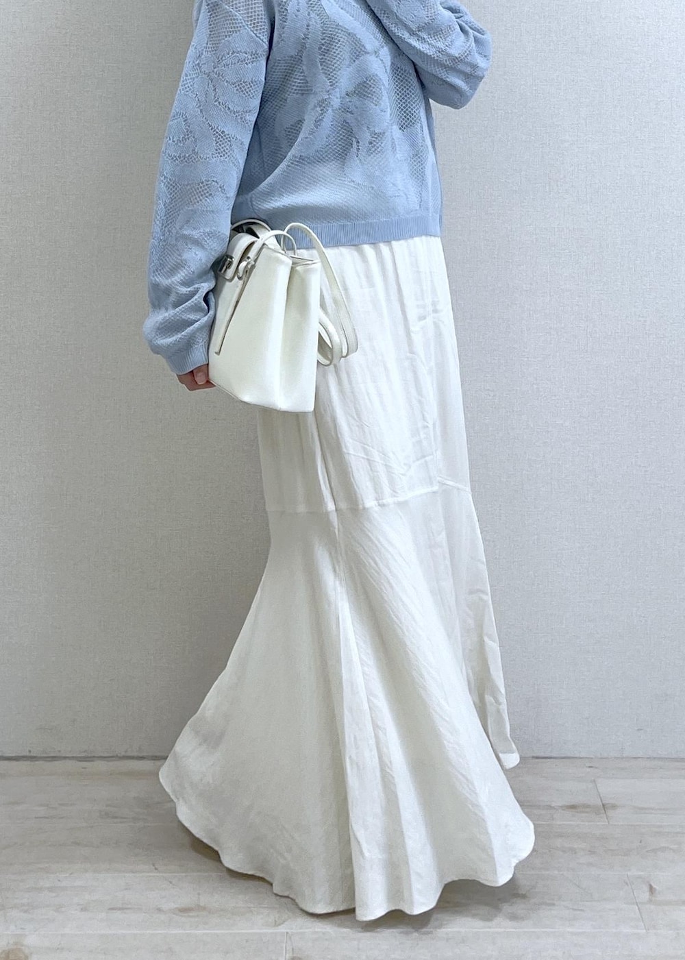 ブラック系のキャミソール、ホワイト系のパンプス、ホワイト系のスカートを着用したレディースの春コーディネートの3枚目の写真