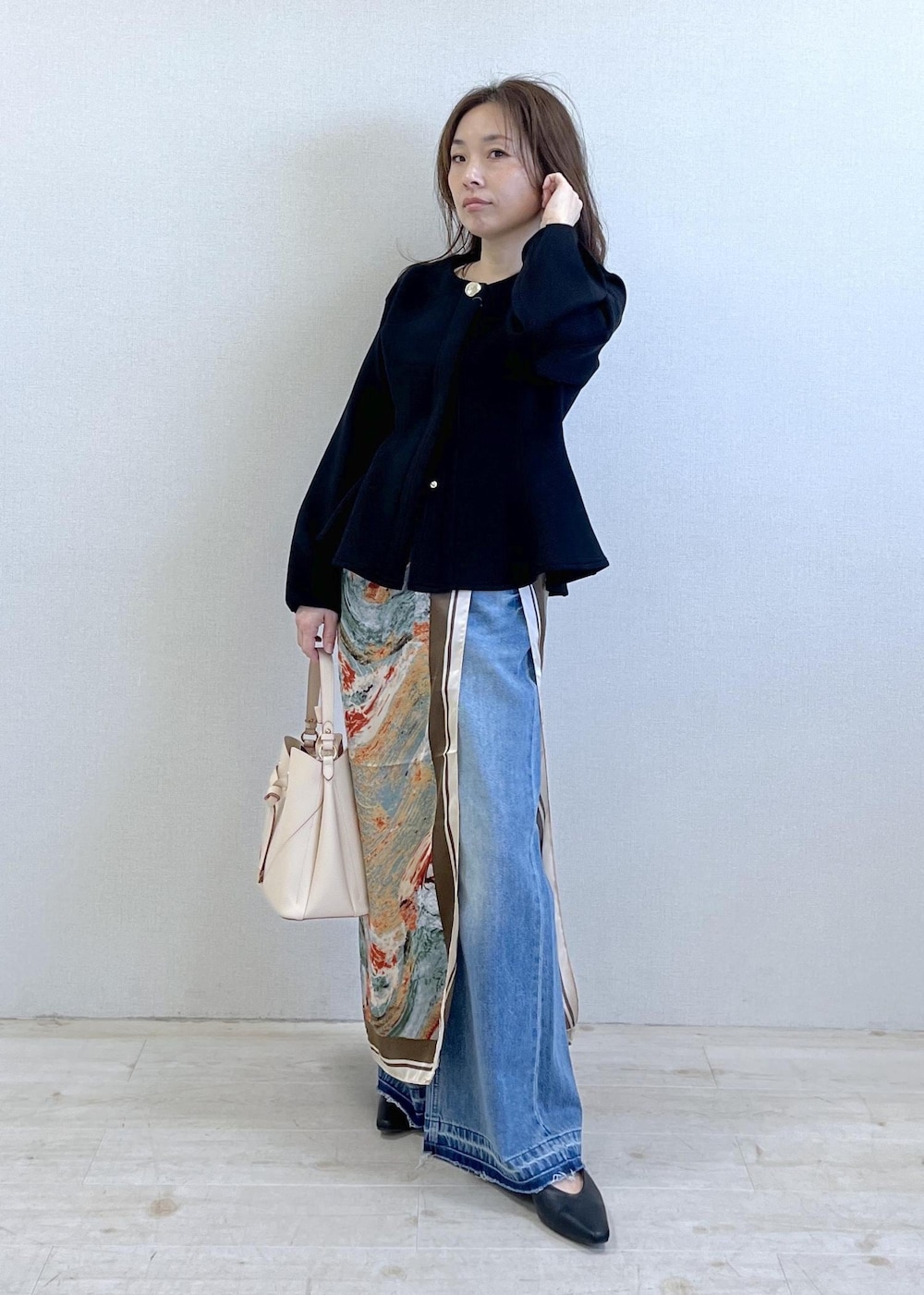 ベージュ系のショルダーバッグ、ブラック系のパンプス、ホワイト系のキャミソールを着用したレディースの春コーディネートの6枚目の写真