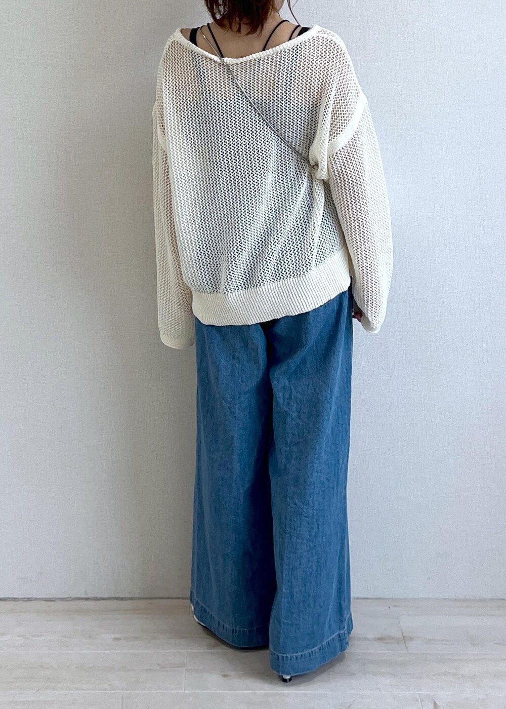 ホワイト系のサンダル、ブラック系のキャミソール、ブルー系のデニムパンツを着用したレディースの夏コーディネートの3枚目の写真