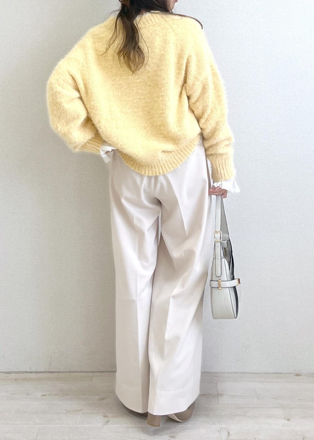 ベージュ系のブーツ、ホワイト系のハンドバッグ、ホワイト系のシャツ/ブラウスを着用したレディースの秋コーディネートの4枚目の写真