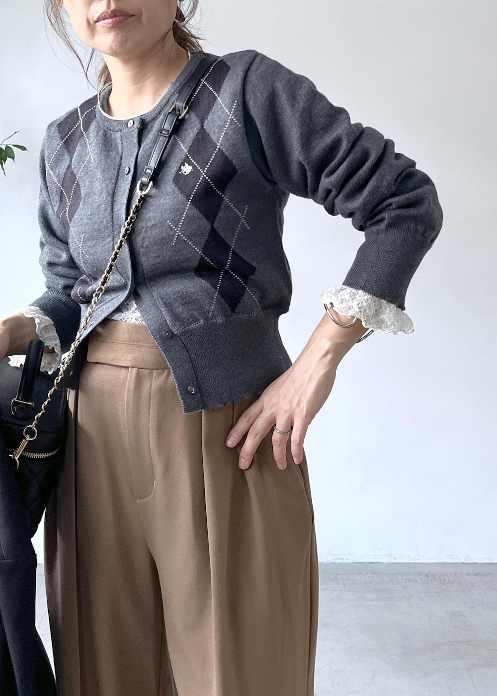 ブラック系のテーラードジャケット、ホワイト系のTシャツ/カットソー、ブラック系のパンプスを着用したレディースの秋コーディネートの7枚目の写真