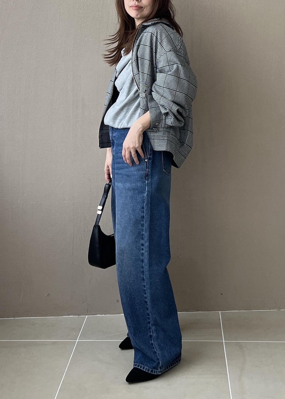 ブルー系のデニムパンツ、グレー系のスウェット、ブラック系のブルゾンを着用したレディースの夏コーディネートの3枚目の写真