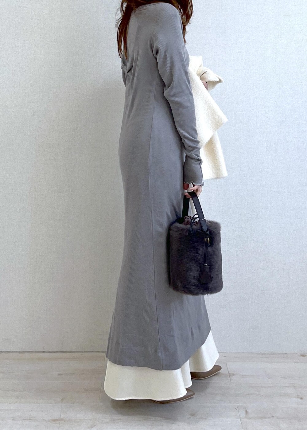 ベージュ系のブーツ、グレー系のショルダーバッグ、ホワイト系のカーディガン/ボレロを着用したレディースの冬コーディネートの9枚目の写真